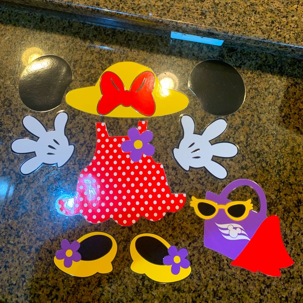 Port hole Minnie magnet set.